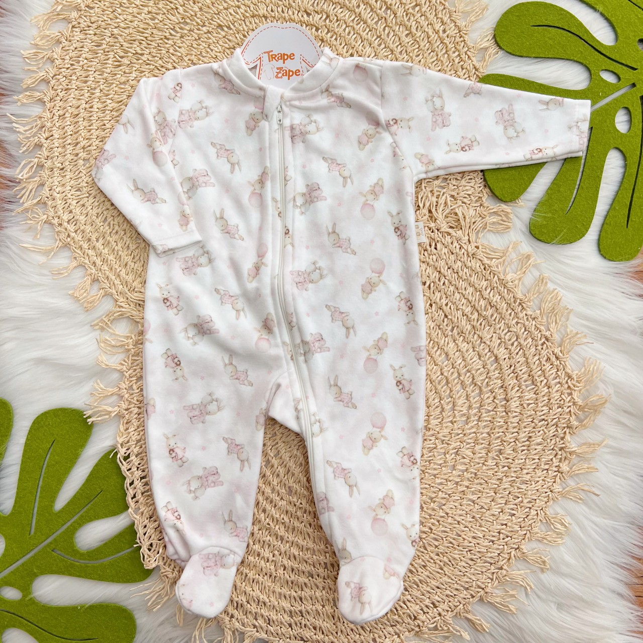 Macacão em Soft com Abertura em Zíper Coelhinhas Abraçadas - Off White e Rosa